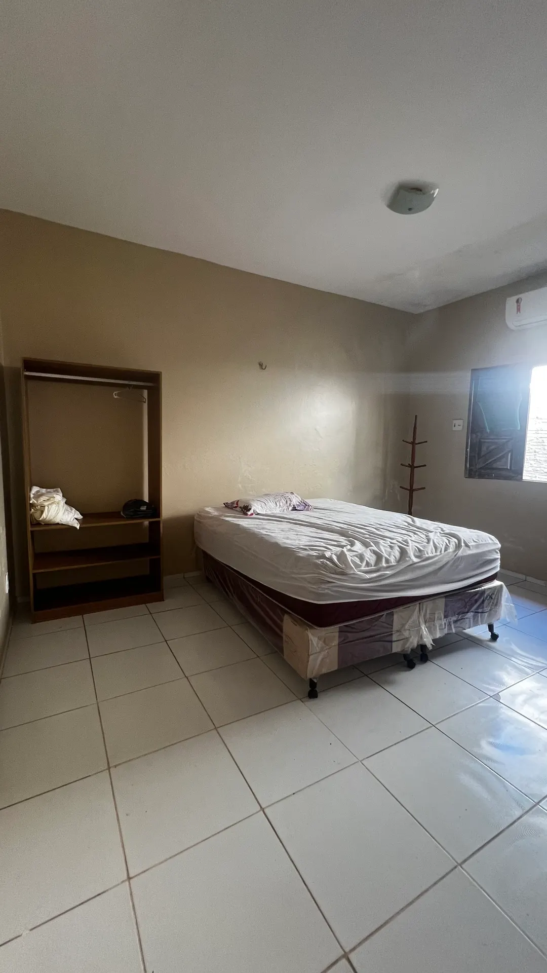 Suíte 1, climatizada, com cama de casal e armário
