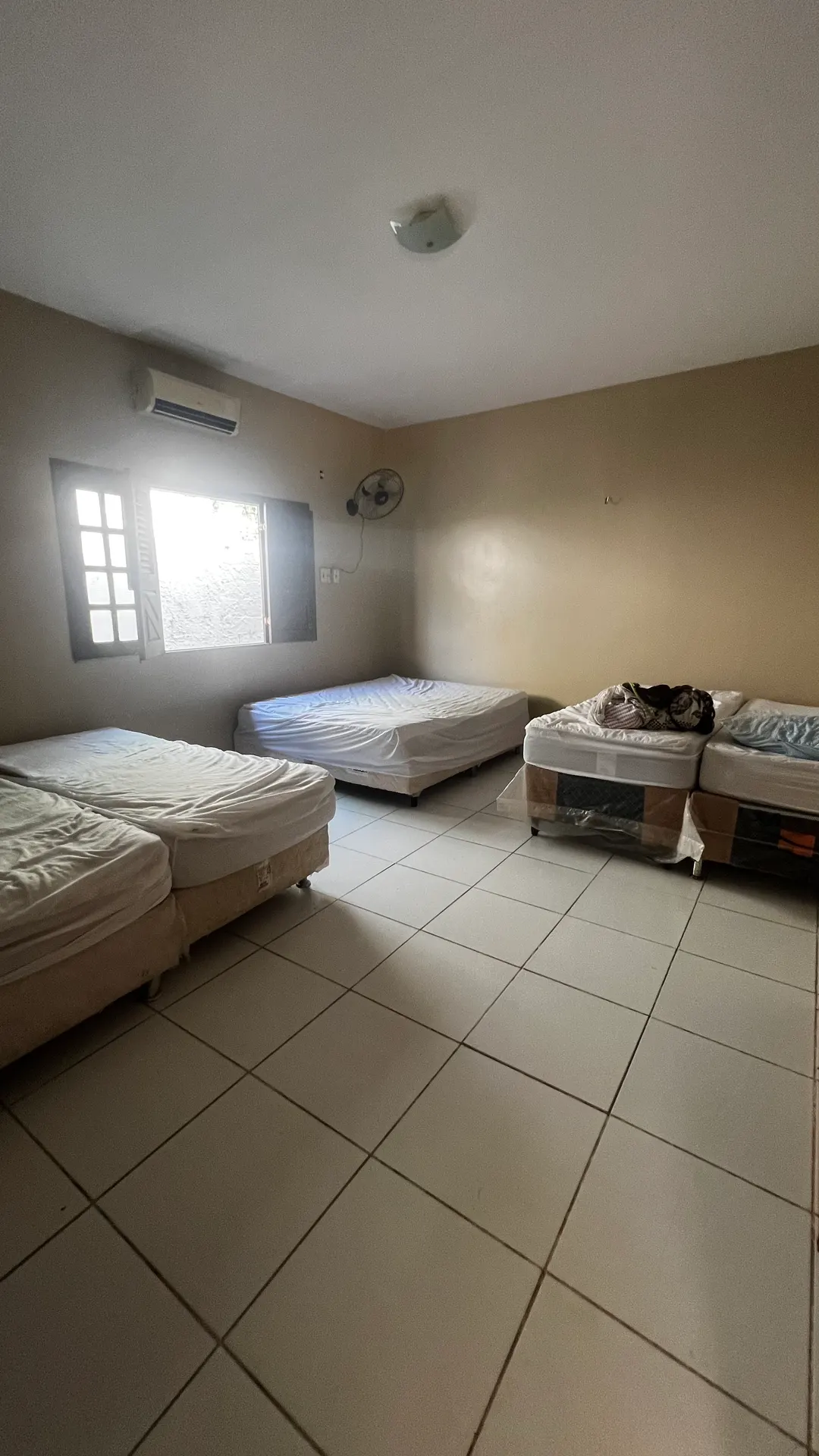 Suíte 2, climatizada, com cama de casal e camas de solteiro